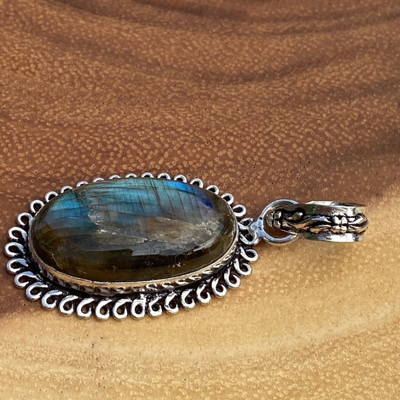 Labradorite Pendant - Picture 4 of 13